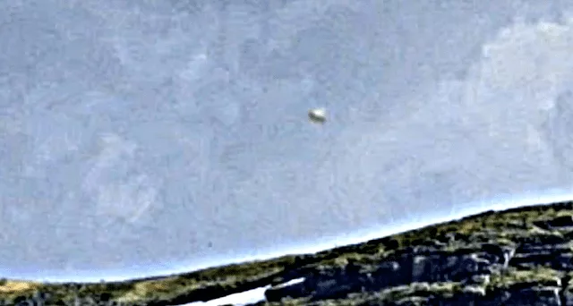 UFO photographed above a lake in Russia