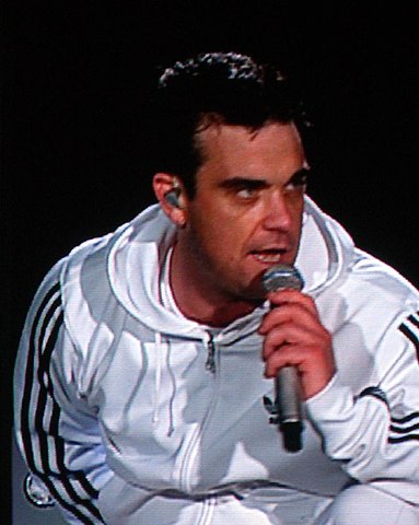 Robbie Williams claims he saw UFOs in multiple times