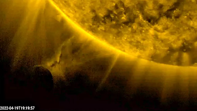 Un ufologue affirme que des extraterrestres s'emparent de l'énergie du soleil