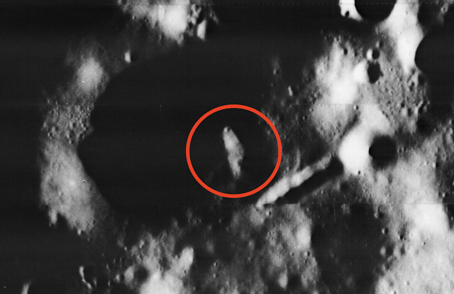 ¿Un enorme OVNI triangular descubierto en la Luna?